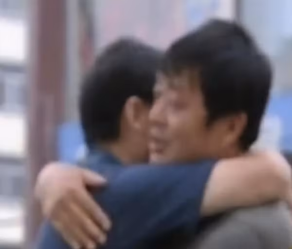 Trong một tháng chờ đợi kết quả, họ không ngồi yên. Hai người thường xuyên hẹn nhau đi ăn uống, trò chuyện. Thậm chí, họ còn nói dù không phải là anh em ruột, họ cũng sẽ kết nghĩa và giữ liên lạc. Kết quả xét nghiệm cuối cùng cũng ra, và người phụ trách vui mừng thông báo với họ rằng gen của họ gần như giống hệt nhau, xác nhận họ là anh em sinh đôi cùng trứng. Chu Cần Dư và Lý Bảo Quốc ôm chặt lấy nhau, như muốn bù đắp lại những năm tháng đã mất.