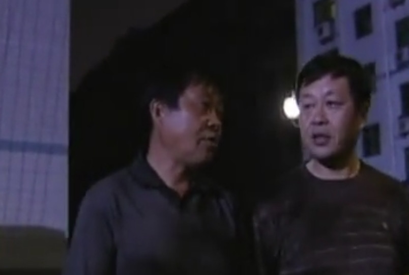 Trong lòng mang đầy thắc mắc, Lý Bảo Quốc tìm tới người từng nhận nhầm mình và xin số điện thoại của Chu Cần Dư. Sau khi chuẩn bị tâm lý, ông gọi điện cho Chu Cần Dư. "Chào anh, anh là Chu Cần Dư phải không? Nhiều người nói chúng ta rất giống nhau. Anh có rảnh để gặp mặt không?". Nghe những lời này qua điện thoại, Chu Cần Dư lập tức ngồi thẳng dậy.