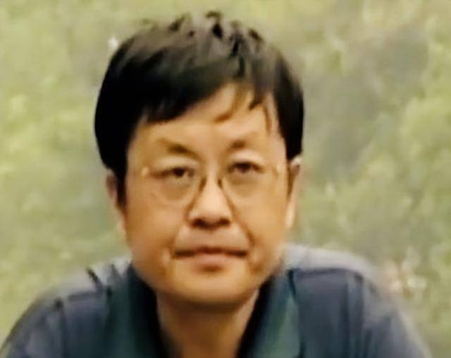 Vì đã trò chuyện ở khoảng cách gần như vậy, đương nhiên cô bé không thể nhìn nhầm. Chu Cần Dư bắt đầu nghi ngờ trong lòng. Anh nhớ lại một chuyện cũ đã bị chôn vùi nhiều năm. Thực ra, Chu Cần Dư không phải là con ruột của cha mẹ. Từ nhỏ, anh đã biết mình được nhận nuôi từ Thượng Hải về Hà Nam.