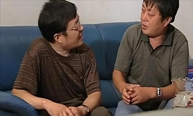 Nhưng khi đang bán cá bên đường và cô bé hào hứng gọi ông là "bố", ông hoàn toàn bối rối. Dù khuôn mặt có phổ thông đến đâu, liệu có dễ nhầm lẫn đến mức gọi nhầm là "bố" không? Cô bé đó chính là con gái của Chu Cần Dư. Nhìn bóng lưng cô bé rời đi, trong lòng Lý Bảo Quốc đầy thắc mắc: "Mình và bố cô bé giống nhau đến vậy sao? Nếu thực sự có người giống hệt mình, đó cũng là duyên phận, nhất định phải gặp gỡ!"