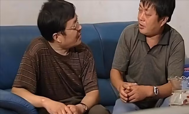 Nhưng khi đang bán cá bên đường và cô bé hào hứng gọi ông là "bố", ông hoàn toàn bối rối. Dù khuôn mặt có phổ thông đến đâu, liệu có dễ nhầm lẫn đến mức gọi nhầm là "bố" không? Cô bé đó chính là con gái của Chu Cần Dư. Nhìn bóng lưng cô bé rời đi, trong lòng Lý Bảo Quốc đầy thắc mắc: "Mình và bố cô bé giống nhau đến vậy sao? Nếu thực sự có người giống hệt mình, đó cũng là duyên phận, nhất định phải gặp gỡ!"