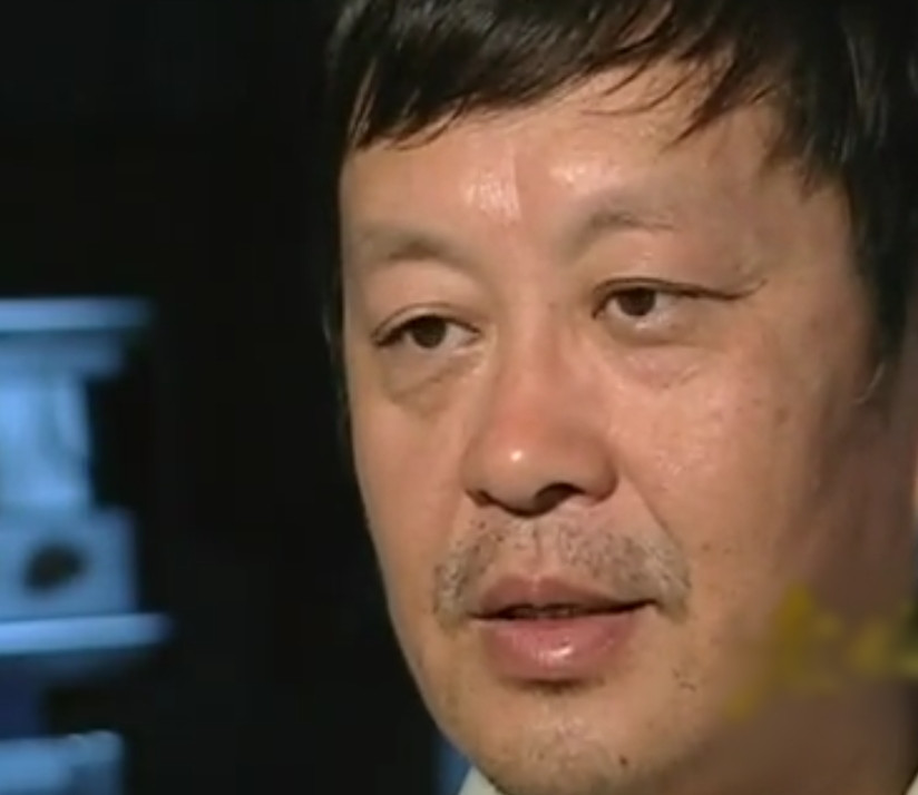 Cùng lúc đó, tại một quầy cá ở Trịnh Châu, chủ quán Lý Bảo Quốc cũng gặp phải rắc rối. Ông không chỉ một lần bị người lạ nhận nhầm. Lần đó, khi đang ăn uống bên ngoài, một người lạ bước tới và nói: "Lão Chu, ông cũng ở đây ăn à?". Lý Bảo Quốc vô cùng bối rối, vội vàng xua tay: "Anh nhận nhầm người rồi, tôi không phải họ Chu". Thậm chí, mẹ vợ và em vợ của Lý Bảo Quốc cũng từng nhận nhầm anh với người khác. Lý Bảo Quốc phải giải thích mãi mới làm họ bớt nghi ngờ. Mặc dù trong lòng ông cũng thấy khó hiểu, nhưng không suy nghĩ nhiều, chỉ cho rằng mình có khuôn mặt phổ thông, dễ bị nhận nhầm.