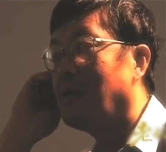 Người đầu tiên xua tan nghi ngờ là Chu Cần Dư. Trong hành trình tìm kiếm người thân trước đây, anh từng có một lần nhầm lẫn, khi anh xúc động tưởng rằng mình đã tìm thấy cha mẹ ruột, nhưng hóa ra chỉ là hiểu lầm, anh và cặp vợ chồng già đó không có quan hệ máu mủ. Sau sự việc đó, Chu Cần Dư hoàn toàn mất hy vọng và kiệt quệ về tinh thần. Anh nghĩ rằng người thân của mình đã qua đời, và không còn tiếp tục tìm kiếm nữa.