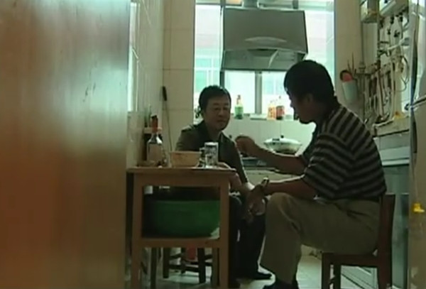 Khi Lý Bảo Quốc đề nghị làm xét nghiệm ADN, dù không phải anh em ruột thì cũng là duyên phận, họ có thể làm bạn tốt sau này, nhưng Chu Cần Dư sợ gặp phải sai lầm như trước và từ chối. Sau khi về nhà, Chu Cần Dư nhìn vào gương nhiều lần. Dù từ góc độ nào, anh cũng thấy mình và Lý Bảo Quốc giống nhau quá mức, hoàn cảnh gia đình lại kỳ lạ.