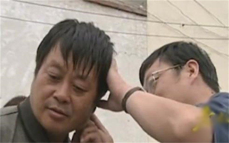 Chu Cần Dư cũng muốn xem người kia trông giống mình đến mức nào. Ban đầu, anh định đợi lúc đón con gái tan học để nhìn qua, nhưng vì bận công việc nên vẫn chưa làm được. Sau khi trò chuyện, họ hẹn gặp mặt. Khi Chu Cần Dư nhìn thấy Lý Bảo Quốc, cả hai đều sững sờ. Trước mắt họ là hai người có chiều cao, hình dáng và khuôn mặt giống nhau như đúc.