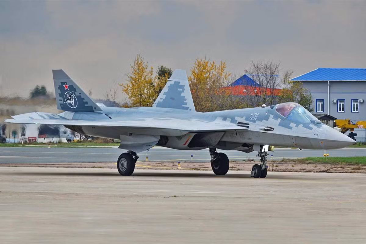 Phi công Su-57 được trang bị mũ nhìn xuyên thấu máy bay - Hình 4 Phi cong Su-57 duoc trang bi mu nhin xuyen thau may bay-Hinh-4