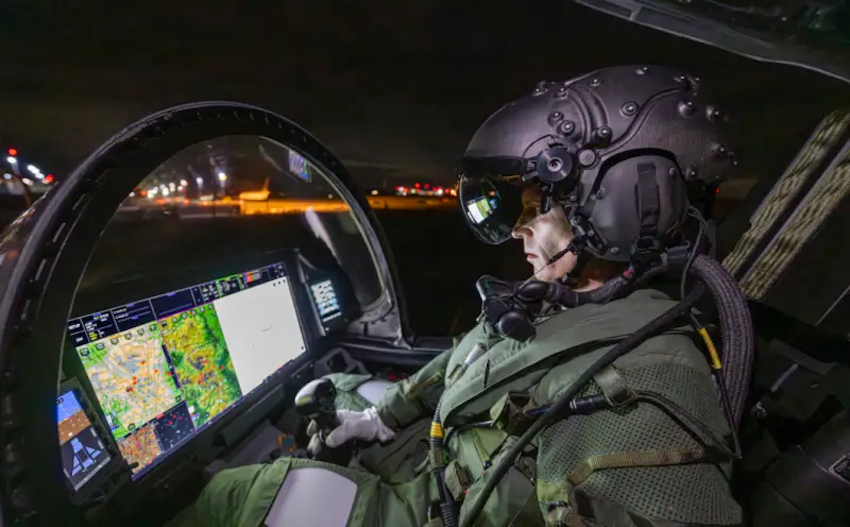 HMCS cho phép phi công khai hỏa và giám sát dữ liệu chỉ bằng cách di chuyển đầu. Thời gian phản ứng được rút ngắn đáng kể. Ảnh: Military Review.