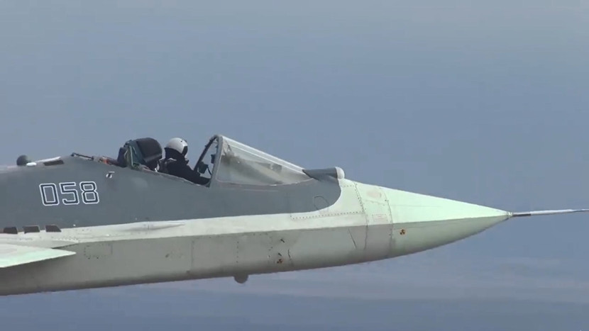 Công nghệ này giúp phi công ra quyết định nhanh chóng và chính xác trong tình huống chiến đấu. Họ có thể cân nhắc khai hỏa hệ thống hay tạm dừng ngay lập tức. Ảnh: Bộ Quốc phòng Nga.