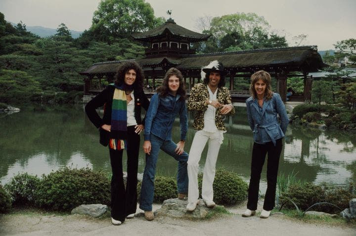 Queen là một ban nhạc rock người Anh được thành lập vào năm 1970. Họ trở thành biểu tượng của sự nổi loạn của tuổi trẻ. Dưới sự dẫn dắt của giọng hát opera của Freddie Mercury, họ đã trở thành một hiện tượng lớn trên toàn thế giới. Một trong những tour diễn lớn đầu tiên của họ bao gồm ở Nhật Bản, nơi họ chụp bức ảnh này vào năm 1975.