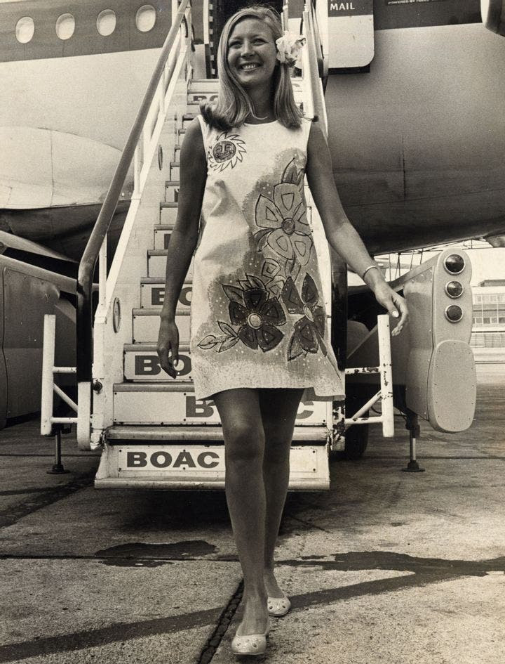 Để thu hút và hấp dẫn nhiều khách hàng hơn, các công ty hàng không đã tự quảng bá bằng cách giới thiệu những bộ đồng phục ngày càng táo bạo hơn. Một ví dụ về trang phục phiêu lưu như vậy được thể hiện trong bức ảnh của tiếp viên Boac, Patricia Bleasdale, người đang mặc bộ đồng phục New Paper Dress tại sân bay London (Anh) vào năm 1967. Tuy nhiên, xu hướng này đã lắng xuống vào giữa thập niên 1970.