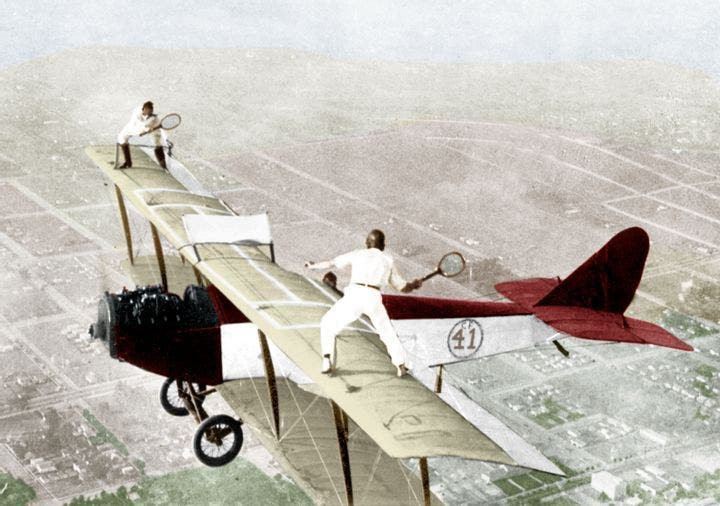 Vào năm 1925, quần vợt đã trở nên phổ biến nhờ hai nữ nghệ sĩ xiếc đáng kinh ngạc: Gladys Roy và Ivan Unger. Họ đã chơi một trận quần vợt trên cánh của một chiếc máy bay hai tầng bay với tốc độ lên đến 60 dặm một giờ. Bức ảnh chụp trong trận đấu đã được sử dụng trên một bưu thiếp trong suốt thập niên 1920.