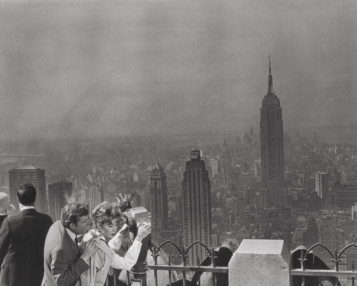 Mặc dù bức ảnh này có vẻ như là một bức ảnh mờ do camera chất lượng thấp, nhưng thực tế đây là một bức ảnh chân thực về tình trạng ô nhiễm ở New York vào năm 1969. Do sự hiện đại hóa và công nghiệp hóa nhanh chóng của các thành phố ở nước Mỹ, ô nhiễm trở thành một vấn đề lớn trên toàn quốc.