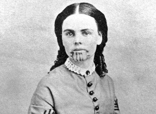 Olivia Oatman là một người tiên phong Mormon. Vào năm 1851, khi mới 13 tuổi, Olivia bị bắt cóc và gia đình cô bị giết hại bởi người Yavapai trong chuyến hành trình đến Zion. Cô đã sống như một nô lệ suốt một năm, sau đó được trao đổi cho người Mohave. Họ đối xử tốt với cô và quyết định nuôi dưỡng Olivia như con gái của họ, và như một dấu hiệu của tình cảm này, họ đã xăm lên mặt cô một hình xăm màu xanh.