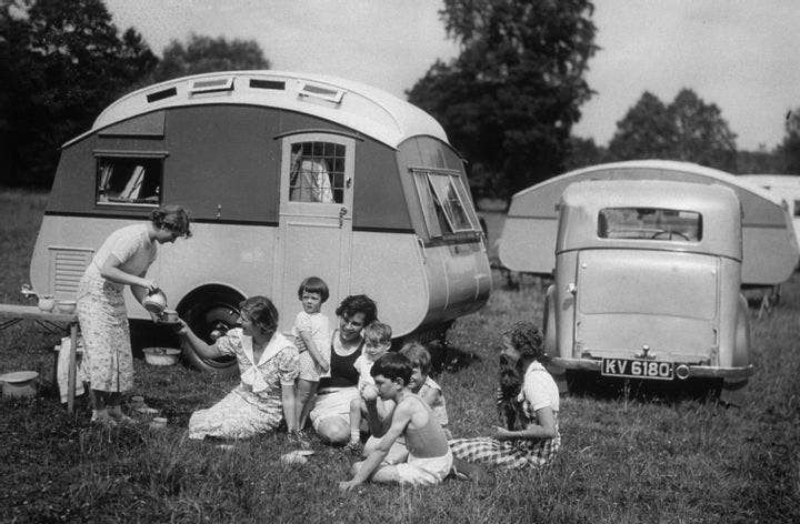 Vào cuối thế kỉ 20, du lịch caravan và du lịch cắm trại trở thành một cơn sốt trên toàn nước Anh. Bức ảnh này được chụp tại một khu vực cắm trại vào năm 1934. Ngày nay, câu lạc bộ du lịch này đã có hơn 1 triệu thành viên, và có hơn 3.000 khu cắm trại được biết đến ở Anh.