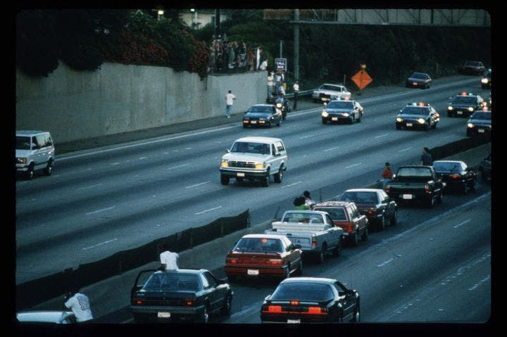 O.J.Simpson - một ngôi sao bóng bầu dục - là nghi phạm chính trong vụ án mạng của vợ cũ tại Los Angeles (Mỹ) vào năm 1994, nhưng ông đã từ chối đầu thú. Vào ngày 17/6/1994, O.J. Simpson đã tham gia vào một cuộc rượt đuổi với tốc độ chậm trong chiếc SUV Ford Bronco màu trắng nổi tiếng, khi cảnh sát đang truy đuổi ông.
