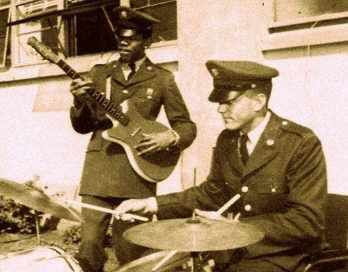 Binh nhì James Hendrix của Sư đoàn 101 Không vận đang chơi guitar điện tại Fort Campbell (Mỹ) vào năm 1962. Sự nghiệp âm nhạc của Jimi Hendrix rất ngắn ngủi, chỉ kéo dài trong bốn năm. Đây là một bức ảnh hiếm có vì không ai có thể mong đợi hay nghĩ rằng điều này sẽ xảy ra.