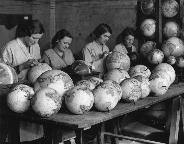 Nghề làm quả địa cầu thủ công dần bị lãng quên do công nghiệp hóa, nhưng đây từng là công cụ quan trọng cho học sinh và chuyên gia. Bức ảnh này được chụp năm 1933 cho thấy những người công nhân đang tạo ra quả địa cầu theo một cách truyền thống. Họ khắc những quả bóng bằng gỗ và vẽ bằng tay bản đồ Trái đất trên những mảnh giấy nhỏ.