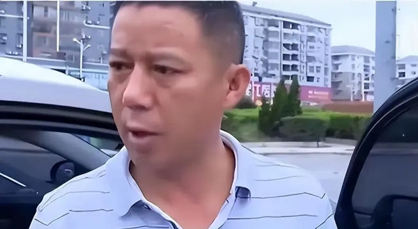 Không ngờ rằng, sau khi có được chữ ký của vợ, anh Hướng nhanh chóng biến ly hôn giả thành thật, khiến cô Vương ngỡ ngàng, liên tục cầu xin chồng nghĩ lại. Thế nhưng lúc này anh Hướng đã cạn tình, không nể nang tình nghĩa vợ chồng, đuổi cô Vương và con trai ra khỏi biệt thự.