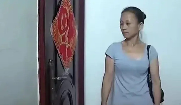 Sau khi chính thức ly hôn, anh Hướng gần như cắt đứt mọi liên lạc với cô Vương và con trai. Thay vào đó, anh dành toàn bộ sự quan tâm cho cô con gái nhỏ mà anh chắc chắn là con ruột. Cô Vương sống trong sự hối hận, cố gắng níu kéo nhưng vô ích.