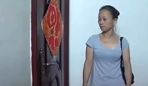 Sau khi chính thức ly hôn, anh Hướng gần như cắt đứt mọi liên lạc với cô Vương và con trai. Thay vào đó, anh dành toàn bộ sự quan tâm cho cô con gái nhỏ mà anh chắc chắn là con ruột. Cô Vương sống trong sự hối hận, cố gắng níu kéo nhưng vô ích.