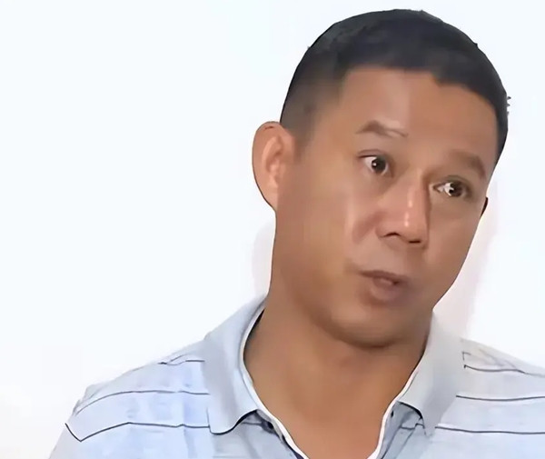 Tuy nhiên, khi con trai bước vào tuổi 12, anh Hướng bắt đầu cảm nhận có điều gì đó "sai sai". Con trai anh không có nét nào giống anh, từ khuôn mặt, dáng người đến tính cách đều khác biệt. Đặc biệt, anh không cảm thấy mối liên kết huyết thống khi nhìn con trai khóc vì thất bại trong một kỳ thi.