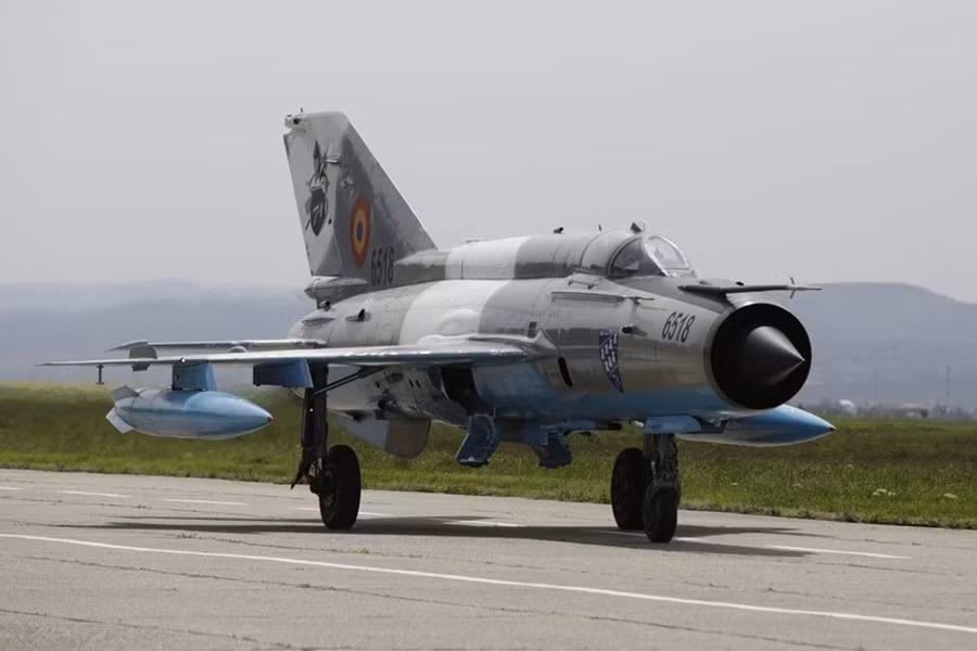 Thứ nhất, việc Ukraine có thể nhận được ít nhất một số máy bay MiG-21 đã ngừng hoạt động từ Croatia (hoặc từ Romania - quốc gia cuối cùng loại biên dòng tiêm kích này vào tháng 5 năm 2023) hay không vẫn là điều chưa chắc chắn.