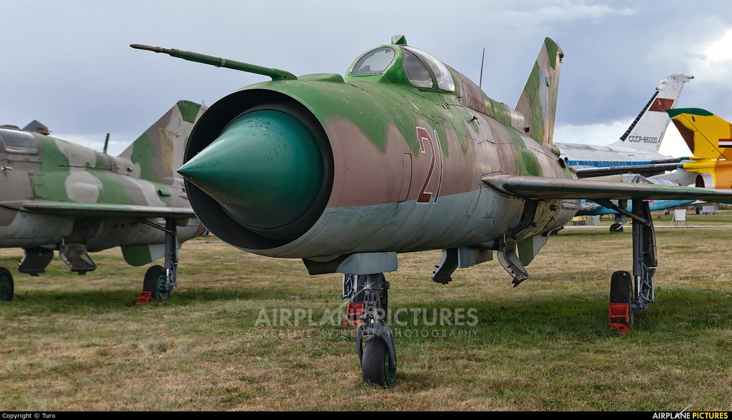 Tiêm kích MiG-21 có chiều dài thân 14,1 mét; sải cánh 7,15 mét; tốc độ tối đa 1.300 km/h ở gần mặt đất và 2.230 km/h trên độ cao lớn, phạm vi hoạt động khi mang thùng nhiên liệu bổ sung đạt tới 1.470 km, tải trọng vũ khí tối đa 1.300 kg.