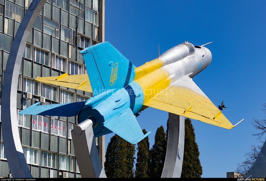 Trong quá trình hoán cải sang bia bay M21m, chiếc tiêm kích đã nhẹ bớt 1 tấn, như vậy không gian trống có thể được tận dụng để mang thêm thuốc nổ nhằm thực hiện vai trò UAV tấn công cảm tử, như cách Ukraine đã hoán cải chiếc Tu-141 Stryzh.