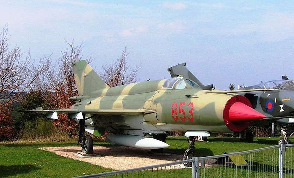Khi đó tiêm kích MiG-21 đã được biến thành bia bay M21m và sẵn sàng cho chuyến bay cuối cùng, hệ thống điều khiển giúp nó cất cánh và cơ động mà không cần sự có mặt của phi công trong buồng lái, không có tùy chọn trở về và hạ cánh.