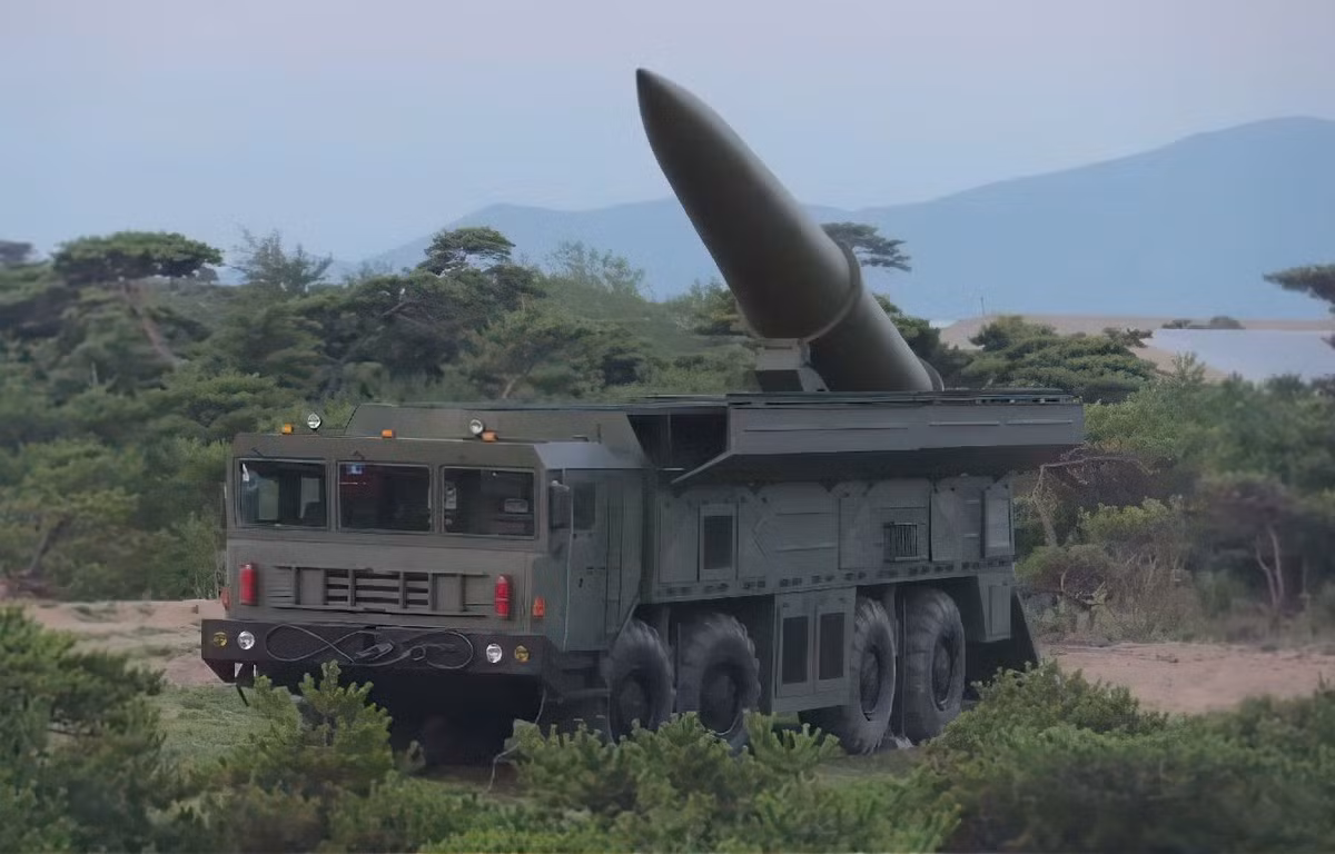 Nhóm điều tra Conflict Armament Research (CAR) của Anh cũng xác nhận những phát hiện này. CAR đã phân tích một mảnh tên lửa KN-23 được thu hồi ở Kharkiov vào tháng 1/2024, xác định được hơn 290 linh kiện điện tử do nước ngoài sản xuất. Trong số đó có khoảng 50 mẫu do 26 công ty thuộc tám quốc gia sản xuất, trong đó có Mỹ, Đức, Nhật Bản và Đài Loan. Ảnh: Defence Blog.