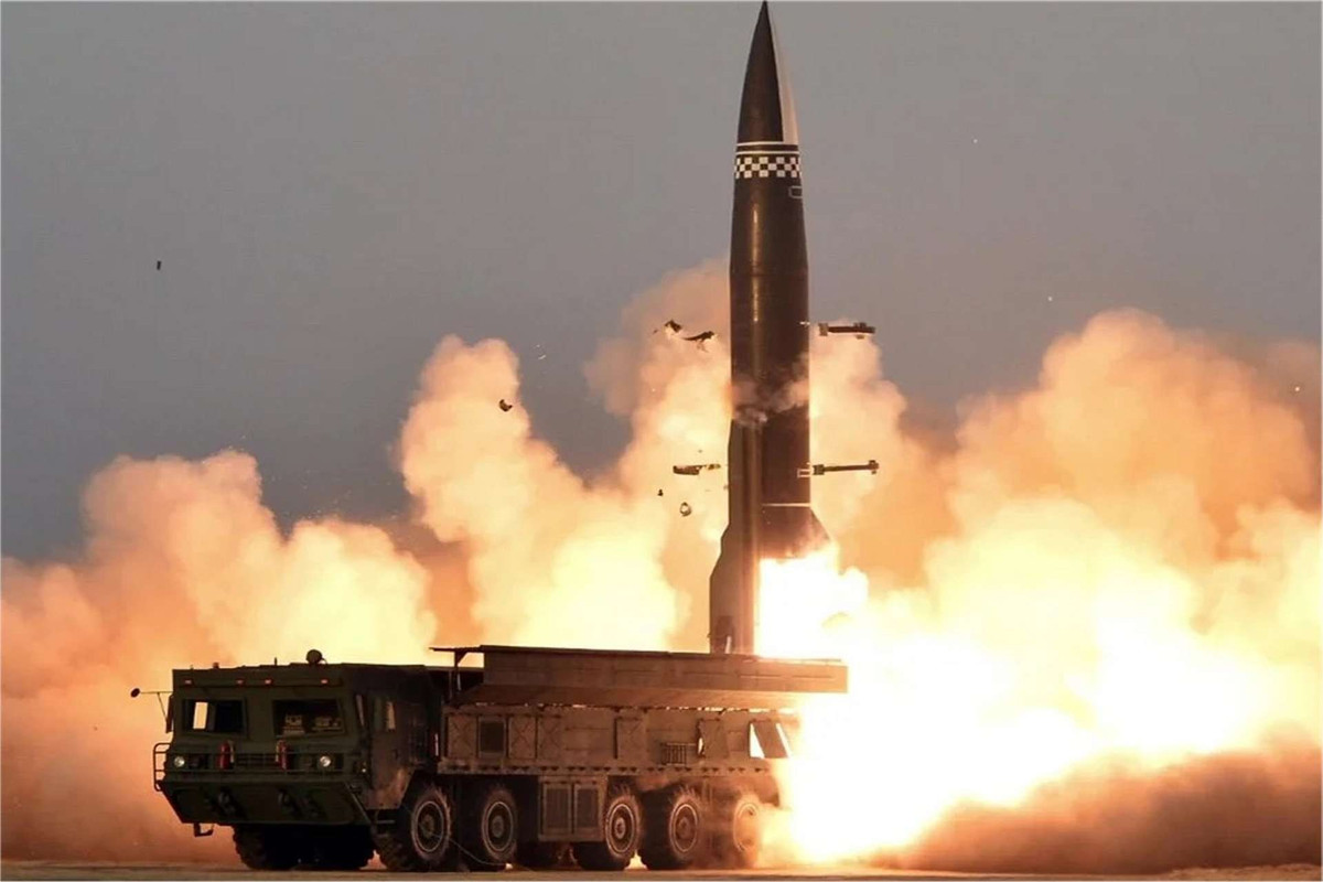 Các chuyên gia quân sự Ukraine, gồm các nhà nghiên cứu từ Viện nghiên cứu khoa học pháp y Kiev, đã kiểm tra các phần còn sót lại của tên lửa KN-23 được thu hồi sau các cuộc tấn công vào Ukraine. Những phát hiện sơ bộ cho thấy các thành phần chính của những tên lửa này có nguồn gốc từ các nhà sản xuất nước ngoài, chủ yếu là ở các nước phương Tây. Ảnh: Army Recognition .