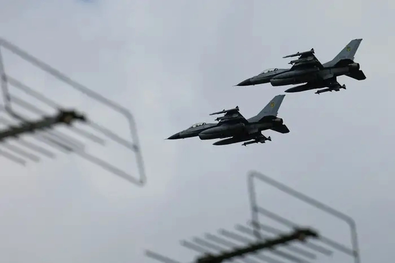 Ban đầu, những chiếc F-16 này được coi là yếu tố thay đổi cục diện, với kế hoạch của Quân đội Ukraine sử dụng chúng để phản công. Tuy nhiên, cho đến nay, Ukraine vẫn không dám đưa F-16 ra tiền tuyến để tấn công mục tiêu mặt đất mà chủ yếu triển khai chúng ở hậu phương để phòng thủ. Ảnh minh họa: Reuters.