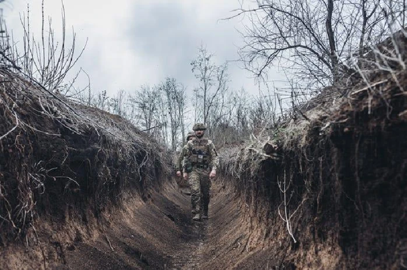 Quân đội Nga đã phải bất chấp hỏa lực của Quân đội Ukraine để dọn dẹp những chướng ngại vật này trước khi tiến về phía ngôi làng, điều rất khó thực hiện. Một số chiến hào của quân Ukraine được đào rất sâu, đến mức có thể chịu được pháo hạng nặng. Ảnh: Anadolu Agency.