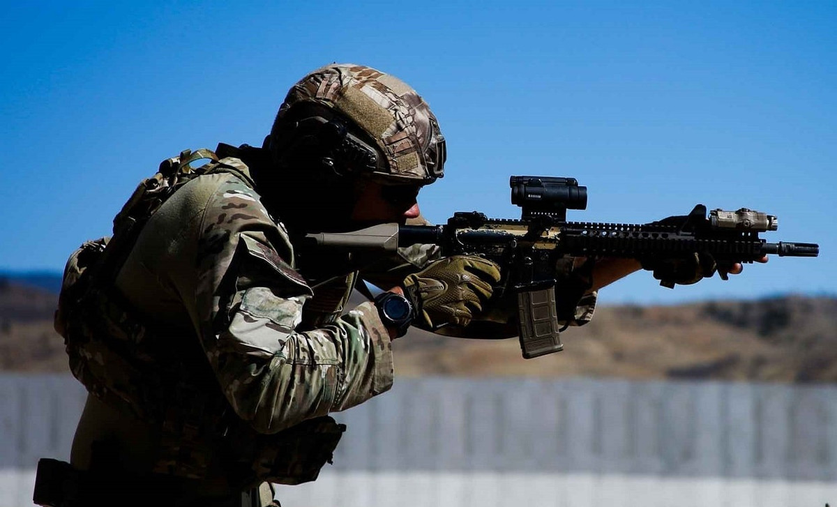 Cũng như các lực lượng đặc nhiệm khác, “Mũ nồi xanh” có đặc quyền được sử dụng bất kì loại vũ khí nào họ thích. Ví dụ như với súng trường tự động, ngoài loại tiêu chuẩn của Quân đội Mỹ là khẩu M4A1, “Mũ nồi xanh” còn hay sử dụng khẩu SCAR-H. Nó sử dụng đạn cỡ 7.62mm chuẩn NATO, lớn hơn cỡ 5.56mm của M4A1, nên có tầm tác chiến xa hơn.