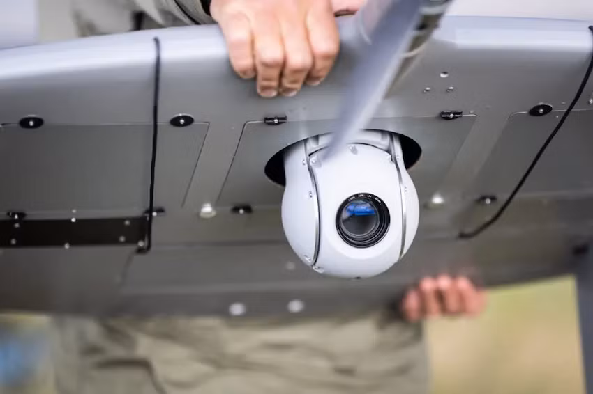 Máy bay được trang bị cảm biến và camera quang học, hồng ngoại giúp giám sát và lập bản đồ trong điều kiện phức tạp. Ảnh: Defense Security Asia.