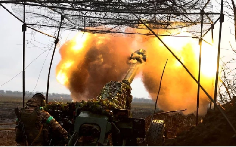 Vào cuối tháng 10, Thiếu tướng Lực lượng Vũ trang Ukraine Dmitry Marchenko nói rằng mặt trận của Lực lượng Vũ trang Ukraine ở Donbass đang “sụp đổ”. Ông nói: “Tôi sẽ không tiết lộ bí mật quân sự nếu tôi nói rằng mặt trận của chúng tôi đã sụp đổ”. Theo vị tướng này, có những nguyên nhân dẫn đến tình trạng này: Lực lượng Vũ trang Ukraine thiếu đạn dược, “mất cân bằng” trong kiểm soát và thiếu nhân lực. Ảnh: Reuters.