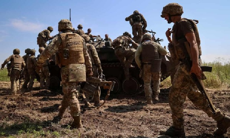 Vì vậy, chỉ huy một đơn vị pháo binh gần Kurakhove nói với tờ báo rằng quân Nga đang tấn công từ ba phía, ông và quân của mình đã sẵn sàng rút lui, “nhưng chúng tôi chưa có lệnh từ trên”. Ảnh: Reuters.