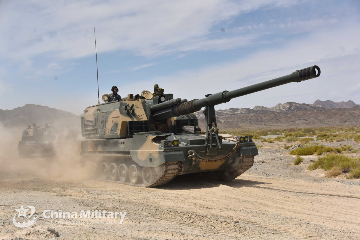 PLZ-05 là pháo tự hành cỡ nòng 155mm của Quân đội Trung Quốc, nổi tiếng với hỏa lực mạnh và tính cơ động. Các tính năng chống máy bay không người lái mới được bổ sung, bao gồm lưới chắn UAV, hệ thống gây nhiễu điện tử và hệ thống radar có khả năng phát hiện, theo dõi các mối đe dọa trên không. Ảnh: Ministry of National Defense.