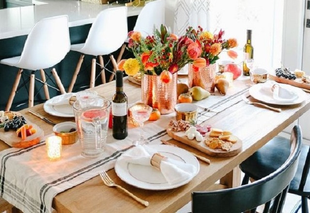 Anh không hề nghi ngờ gì, bởi Lão Lâm đã lớn tuổi và anh xem ông như một người thân trong gia đình. Thậm chí, anh còn thường xuyên mời Lão Lâm đi ăn uống, du lịch cùng gia đình.