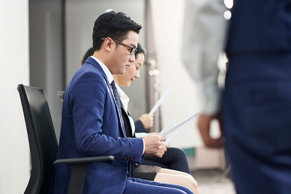 Theo hồ sơ tòa án, người chồng, vốn thường xuyên làm việc tại thành phố Tân Trúc, trong khi vợ con ở Đài Nam. Vì tính chất công việc bận rộn, anh đã tin tưởng giao việc đưa đón con đi học cho một đồng nghiệp gọi là Lão Lâm.