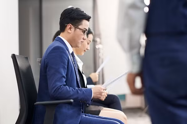 Theo hồ sơ tòa án, người chồng, vốn thường xuyên làm việc tại thành phố Tân Trúc, trong khi vợ con ở Đài Nam. Vì tính chất công việc bận rộn, anh đã tin tưởng giao việc đưa đón con đi học cho một đồng nghiệp gọi là Lão Lâm.