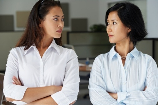 Vụ án mạng chấn động xảy ra tại Ninh Ba, tỉnh Chiết Giang, Trung Quốc. Một nữ y tá trẻ bị đâm nhiều nhát dao và thiệt mạng thảm thương. Điều khiến người ta khó tin hơn chính là kẻ chủ mưu của vụ án lại là mẹ chồng của nạn nhân, động cơ giết người của bà ta chỉ vì cho rằng con dâu đã "cướp" mất con trai của mình. (Ảnh: Sohu, Sina, 163, minh họa)