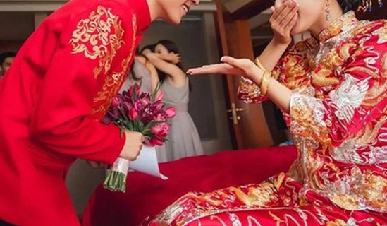 Khi kết hôn và sinh ra người con trai duy nhất tên Vũ Đồng, Trương Lan Chi dường như tìm thấy nguồn hạnh phúc và tình yêu thương duy nhất trong cuộc đời mình. Tuy nhiên, thay vì xây dựng một mối quan hệ gia đình lành mạnh, bà lại biến tình yêu này thành sự ám ảnh độc chiếm. Bà xem con trai là tài sản của mình, liên tục khẳng định rằng chỉ có bà mới yêu thương Vũ Đồng một cách chân thành nhất. Đối với bà, sự tồn tại của bất kỳ ai trong cuộc đời Vũ Đồng đều là một mối đe dọa.