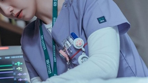 Bi kịch bắt đầu khi Vũ Đồng gặp Triệu Dương, một nữ y tá trẻ xinh đẹp, nhiệt huyết. Anh theo đuổi Triệu Dương một cách chân thành và quyết định kết hôn với cô. Song, ngay từ lần đầu tiên gặp mặt, Trương Lan Chi đã không ưa Triệu Dương. Bà cho rằng nữ y tá không xứng đáng với con trai bà, bất kỳ sự cố gắng nào của Triệu Dương cũng không thể làm thay đổi suy nghĩ này.