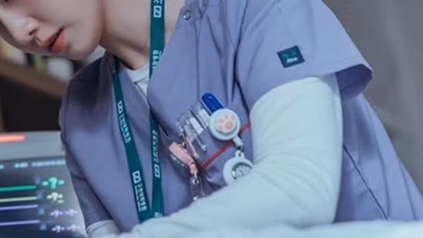 Bi kịch bắt đầu khi Vũ Đồng gặp Triệu Dương, một nữ y tá trẻ xinh đẹp, nhiệt huyết. Anh theo đuổi Triệu Dương một cách chân thành và quyết định kết hôn với cô. Song, ngay từ lần đầu tiên gặp mặt, Trương Lan Chi đã không ưa Triệu Dương. Bà cho rằng nữ y tá không xứng đáng với con trai bà, bất kỳ sự cố gắng nào của Triệu Dương cũng không thể làm thay đổi suy nghĩ này.