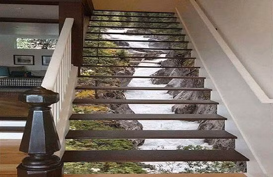 Cầu thang 3D những năm gần đây được khá nhiều gia đình lựa chọn thiết kế, không chỉ bởi đẹp và độc đáo mà còn mang xu hướng hiện đại, làm căn nhà trở nên nổi bật hơn. Hãy tham khảo 12 thiết kế cầu thang 3D đẹp đến ngỡ ngàng dưới đây và lựa chọn ngay mẫu yêu thích nhất để thiết kế cho ngôi nhà tương lai của bạn nhé. Những mẫu cầu thang với sàn gỗ, mặt dưới dán tranh 3D thế này hiện nay khá phổ biến.