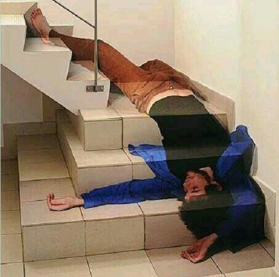 Nếu có tình cờ gặp cảnh tượng này thì cũng đừng giật mình nhé, chỉ là một tác phẩm nghệ thuật quá chân thực trên nền bậc cầu thang thôi mà.