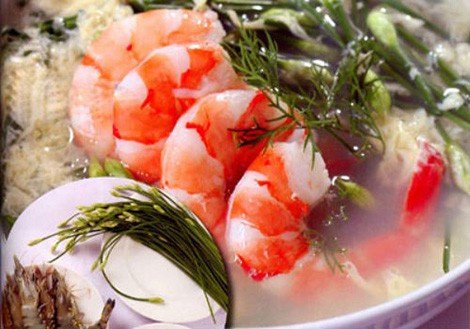 Tôm càng xanh nấu sài hồ, quế chi. Ảnh minh họa.