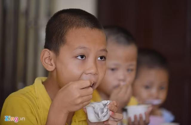 Cù Trung Anh mắc bệnh trầm cảm và di chuyển khá chậm. Tuy nhiên sau một năm, Trung Anh hoạt bát hơn nhiều. Em không còn ngồi một góc trên giường chơi đồ hàng mà vui chơi nô đùa cùng bạn bè.