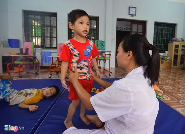 Năm nay 3 tuổi, bé Kỳ Anh đang được các nhân viên chăm sóc vật lý trị liệu. Sau gần một năm, từ chỗ không đứng được em đã đi được vài bước, có thể cười nói, trò chuyện hòa đồng cùng mọi người.